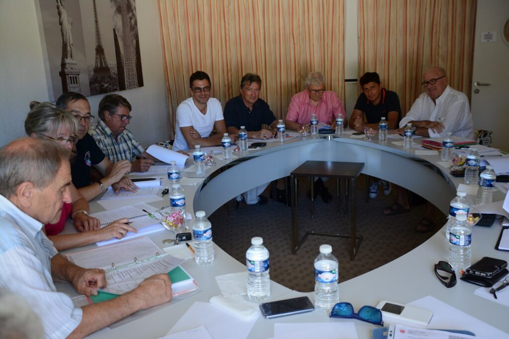 table ovale entourée de membres